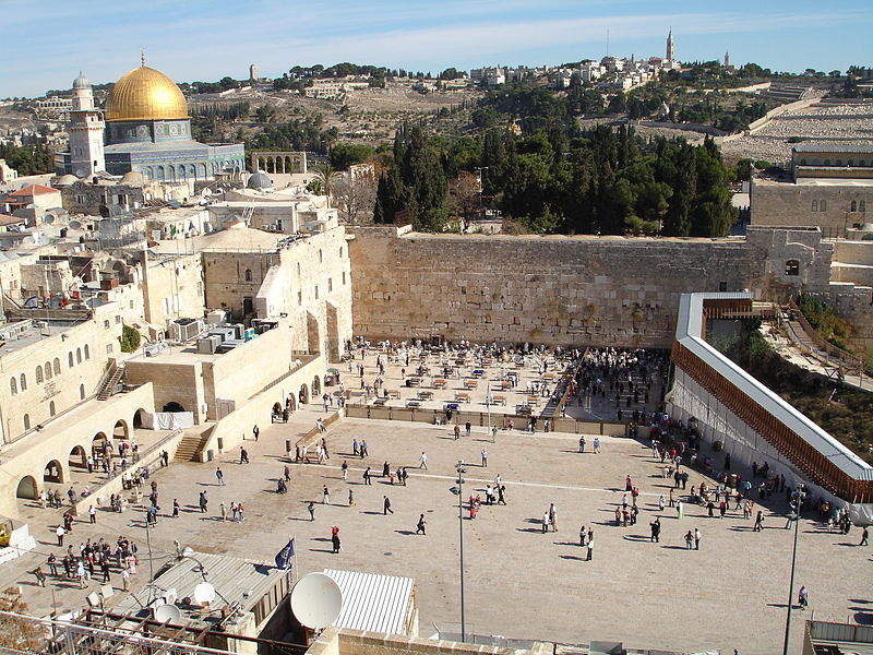 استفاده ابزاری از دین در اسرائیل/ ننتانیاهو قبل از سفر آمریکا به زیارت رفت: احساس می کنم 