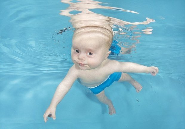 این نوزاد برای زنده ماندن باید شنا کند! (+عکس)