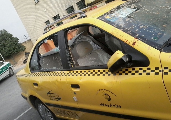 حمله گروه فشار به مطهری: زخمی شدن از ناحیه چشم/ شیشه خودرو شکسته شد/ محاصره 3 ساعته در کلانتری (+عکس)