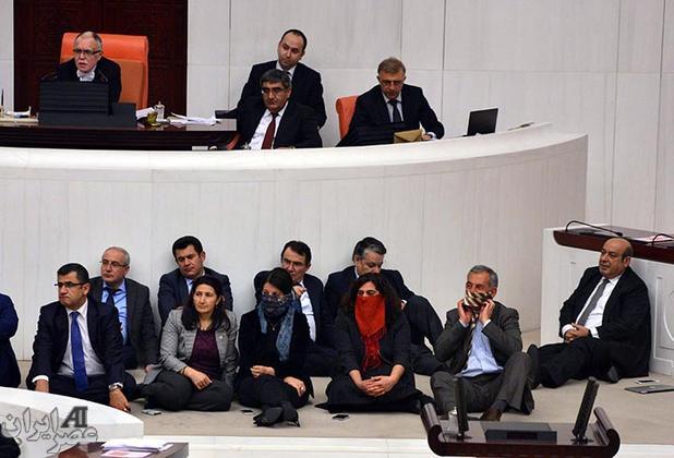 بست نشینی نمایندگان مخالف در پارلمان ترکیه (+عکس)