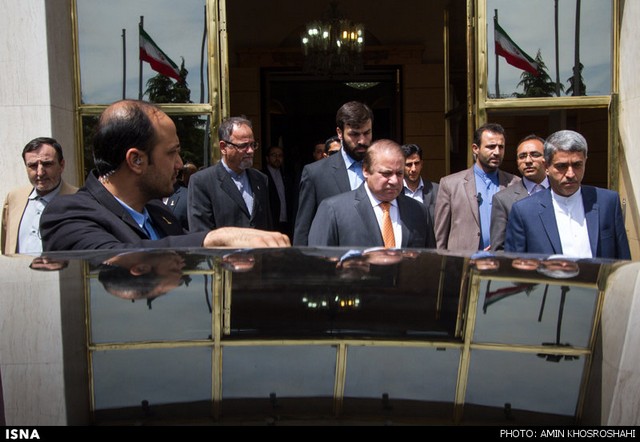 ورود نخست وزیر پاکستان به تهران (عکس)