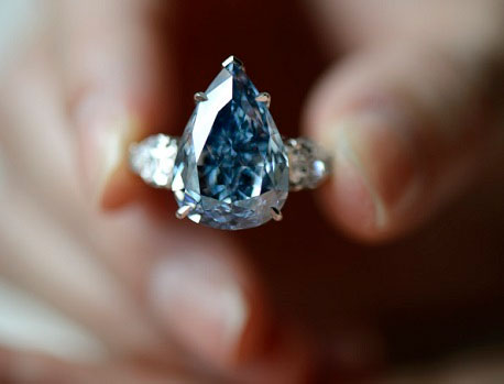 بزرگترین الماس آبی رنگ دنیا (عکس)