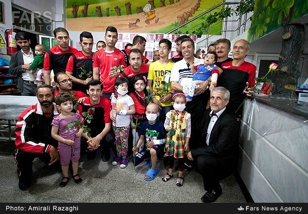 عیادت ورزشکاران از کودکان سرطانی در ساری (عکس)