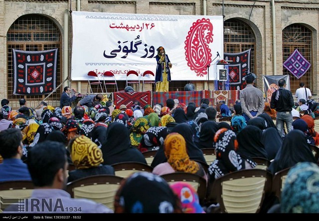 جشنواره روز گُلوَنی، روسری چهارگوش ابریشمی، در خرم آباد (عکس)