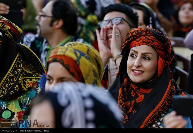 جشنواره روز گُلوَنی، روسری چهارگوش ابریشمی، در خرم آباد (عکس)