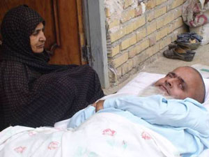 آیا درد این مادر 76 ساله درمان دارد؟ (+عکس)