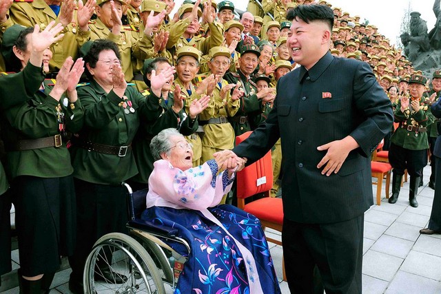 دیدار رهبر کره شمالی با زنان نظامی (عکس)