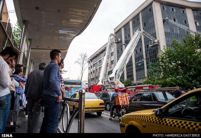 آتش‌سوزی در خیابان ولیعصر تهران (عکس)