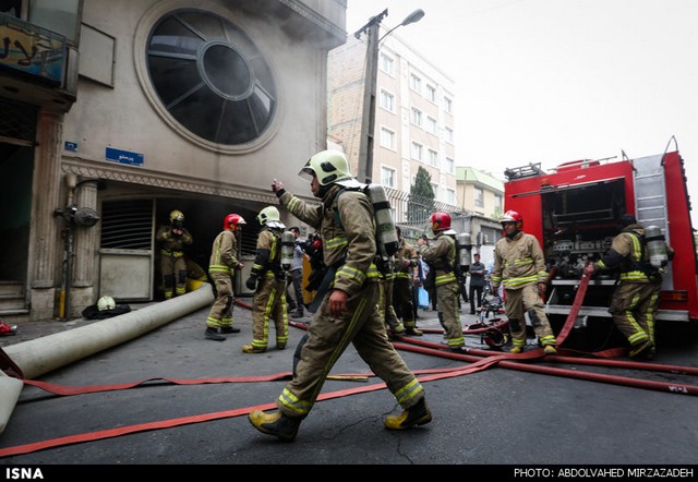 آتش‌سوزی در خیابان ولیعصر تهران (عکس)