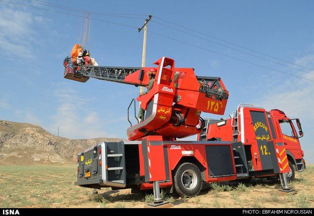 نجات پاراگلایدر سوار گرفتار در کابل‌های برق - مشهد (عکس)