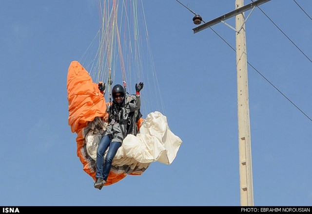 نجات پاراگلایدر سوار گرفتار در کابل‌های برق - مشهد (عکس)