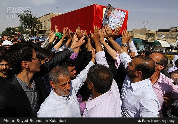 تشییع پیکر شهید مدافع حرم میرزا حسین قربانی در قم (عکس)