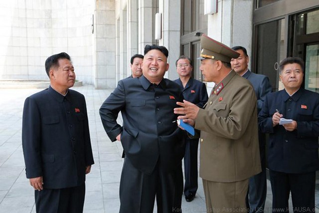 بازدید رهبر کره شمالی از کاخ دانش‌آموزان (عکس)