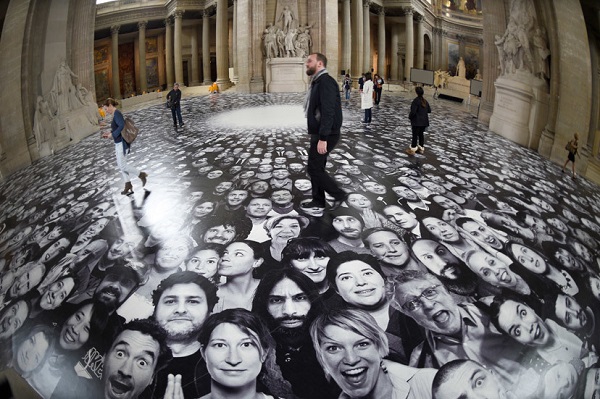 یک کولاژ دیدنی با 4 هزار عکس سلفی در پاریس (عکس)