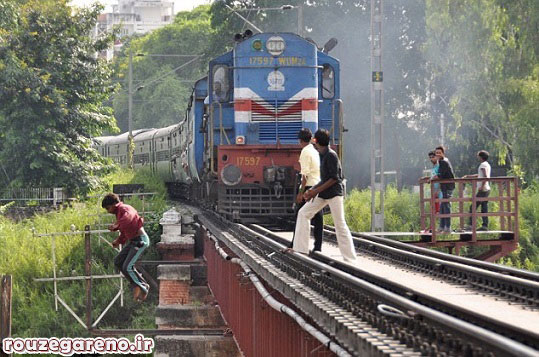 تفریح خطرناک جوانان بیکار هندی! (+عکس)