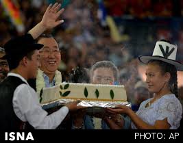 جشن تولد 70 سالگی بان کی مون با کیکی از برگ‌های کوکا (+عکس)