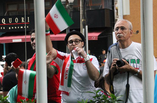 تجمع هواداران ایرانی مقابل هتل تیم ملی (عکس)