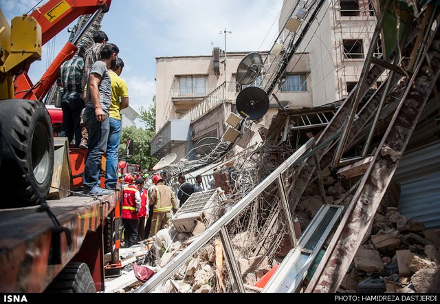 ریزش یک ساختمان دوطبقه و سقوط دکل مخابراتی (عکس)