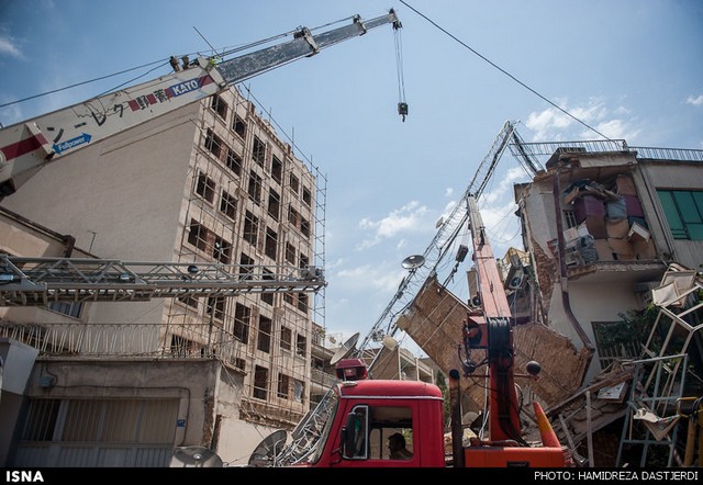 ریزش یک ساختمان دوطبقه و سقوط دکل مخابراتی (عکس)