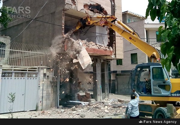 تخریب ساختمان غیر مجاز در پردیس تهران (عکس)
