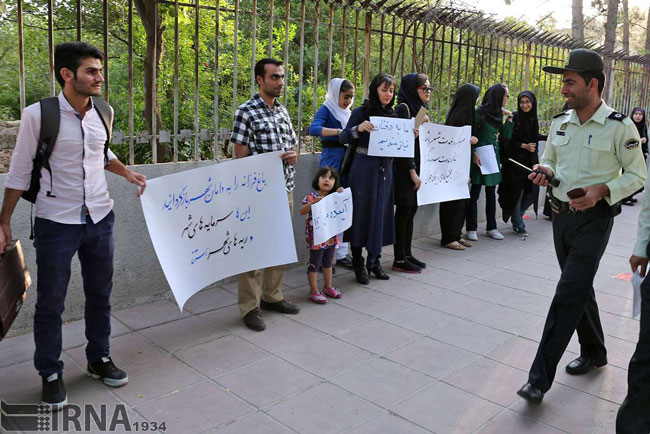 تشکیل زنجیره انسانی برای نجات باغ فرزانه شیراز (عکس)