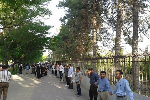 تشکیل زنجیره انسانی برای نجات باغ فرزانه شیراز (+عکس)