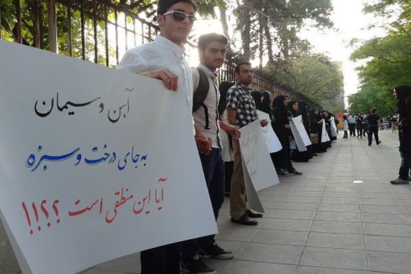 تشکیل زنجیره انسانی برای نجات باغ فرزانه شیراز (+عکس)