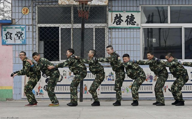 اردوی ترک اعتیاد اینترنت در چین (عکس)
