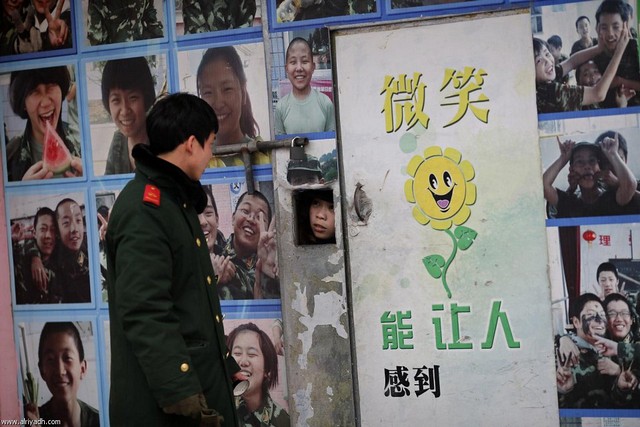 اردوی ترک اعتیاد اینترنت در چین (عکس)