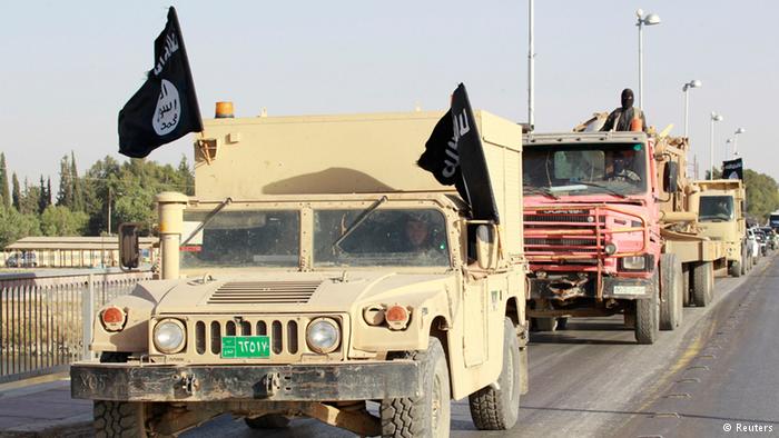 رژه داعش با تسلیحات غنیمتی از عراق / از موشک اسکاد تا خودروی هامر آمریکایی (+عکس)