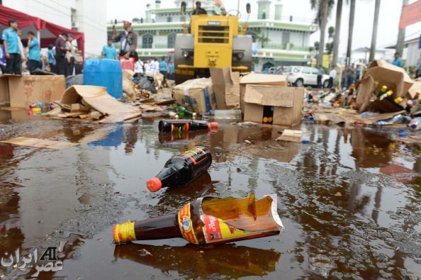 نابودی مشروبات الکلی در اندونزی (عکس)