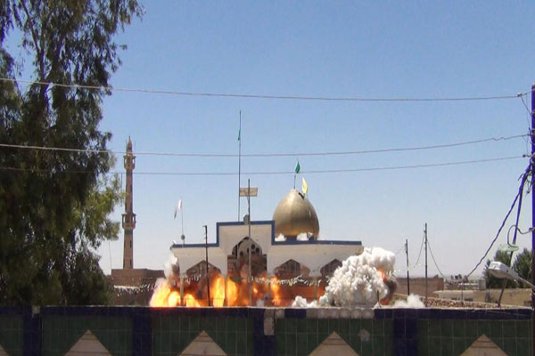 تخریب اماکن مذهبی توسط داعش (+عکس)