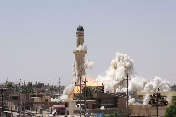 تخریب اماکن مذهبی توسط داعش (+عکس)