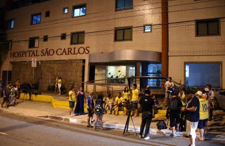 هواداران نیمار مقابل بیمارستان محل بستری (عکس)