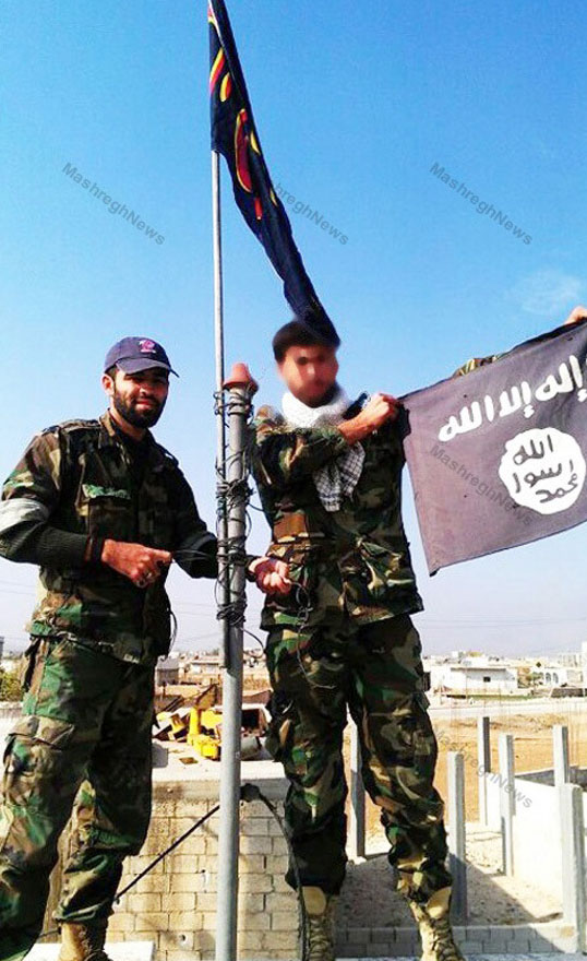 پایین آوردن پرچم «داعش» (+عکس)
