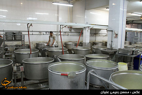 مراحل پخت و بسته‌بندی افطاری در حرم امام رضا (عکس)