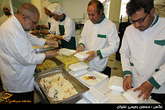 مراحل پخت و بسته‌بندی افطاری در حرم امام رضا (عکس)