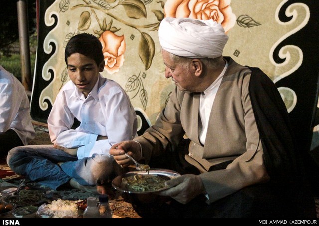 افطار هاشمی رفسنجانی با کودکان بهزیستی (عکس)