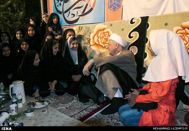 افطار هاشمی رفسنجانی با کودکان بهزیستی (عکس)