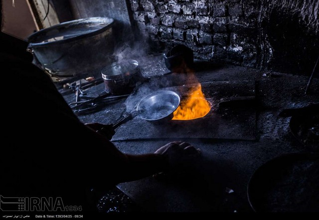 قلع اندود کردن ظروف مسی در کرمان (عکس)