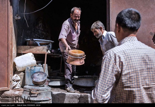قلع اندود کردن ظروف مسی در کرمان (عکس)
