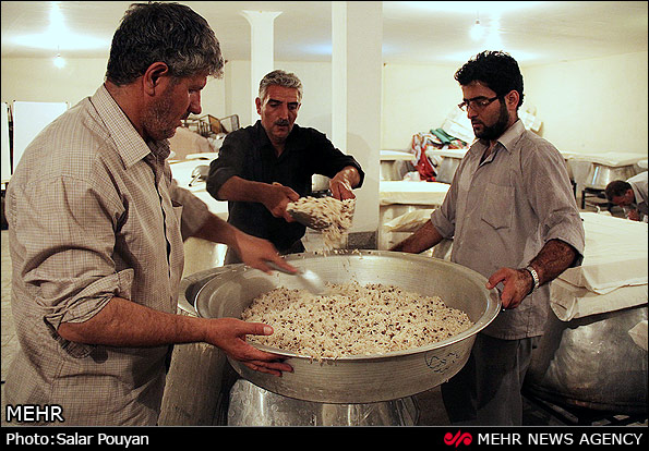 تهیه و توزیع سحری نذری - آذربایجان (عکس)
