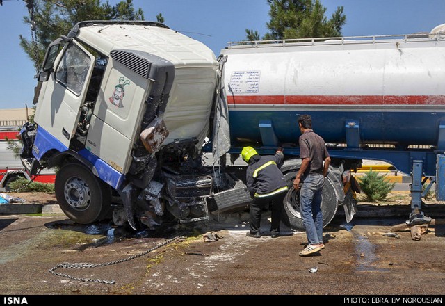 1 کشته و ۲ مجروح در تصادف تریلی حامل سوخت و کامیون - مشهد (+عکس)