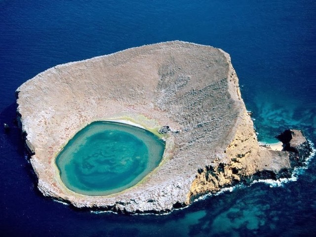 دریاچه‌ای منحصر بفرد در دل جزیره‌ (عکس)