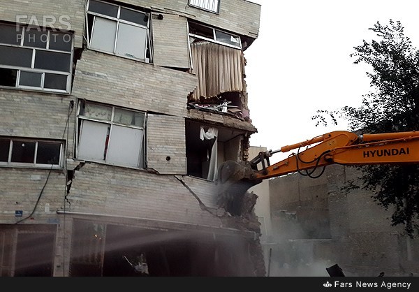 ریزش ساختمان بر اثر گودبرداری غیراصولی - تهران (عکس)