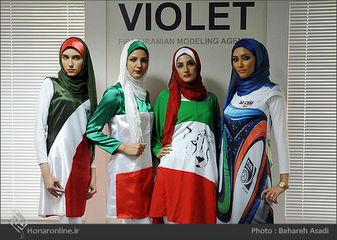 رونمایی از مانتوهایی با طرح جام جهانی و پرچم ایران (+عکس)