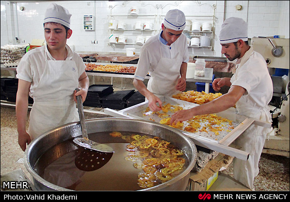 کارگاه پخت زولبیا و بامیه - مشهد (عکس)