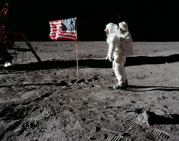 اولین سفر انسان به ماه (+عکس)