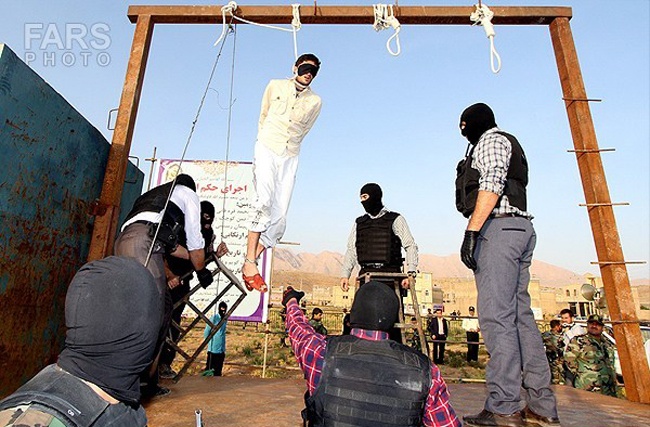 اعدام 3 سارق مسلح در شیراز (عکس 16+)