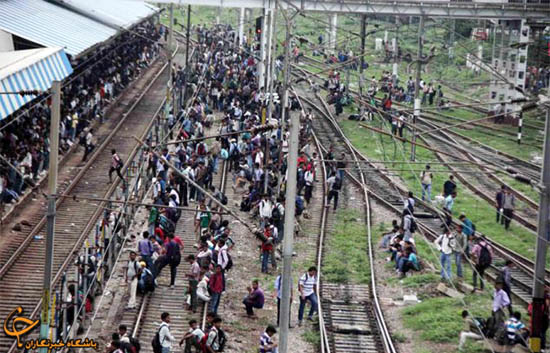 هجوم دانش‌آموزان هندی به سمت قطار (+عکس)